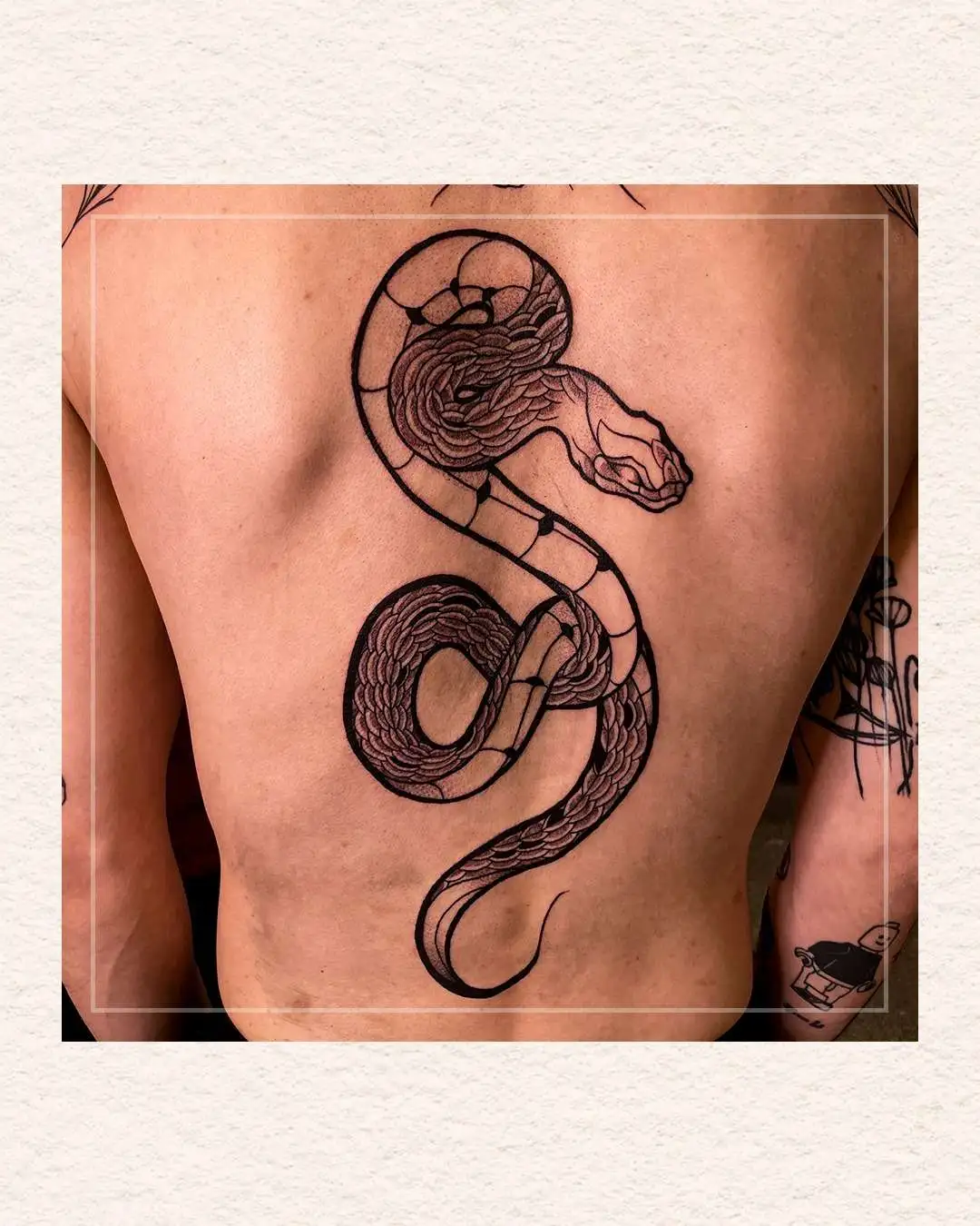 Tatouage par La dame aux serpents Copyright Calvanostra