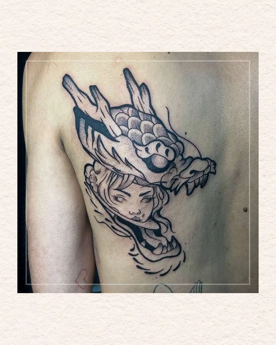 Tatouage par La dame aux serpents Copyright Calvanostra